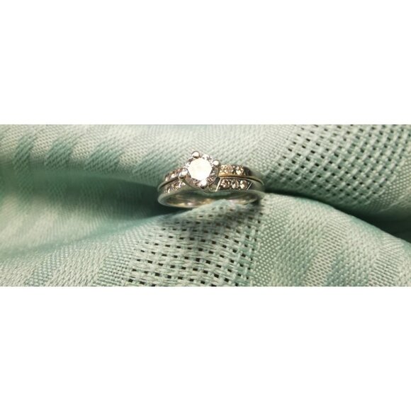 18 kt White Gold Solitaire Diamond Ring with Diamond Accents Size 5.5 - Picture 6 of 13